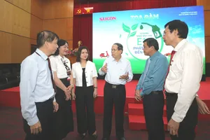 Quyền Tổng Biên tập Báo SGGP Nguyễn Khắc Văn trao đổi với các đại biểu tại tọa đàm. Ảnh: DŨNG PHƯƠNG