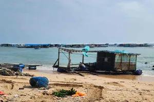 Lồng bè nuôi trồng thủy sản của người dân đặc khu Phú Quý bị hư hỏng