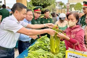Hỗ trợ thực phẩm cho người dân khó khăn