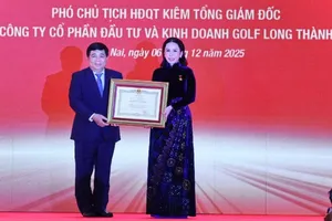 Bà Lê Nữ Thùy Dương được trao tặng danh hiệu Anh hùng Lao động