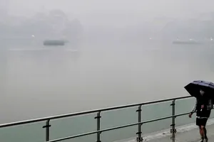 Sáng nay 13-12, Hà Nội chìm trong màn sương mù đặc quánh