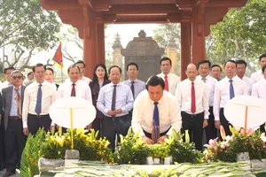 Đồng chí Nguyễn Xuân Thắng, Ủy viên Bộ Chính trị, Giám đốc Học viện Chính trị Quốc gia Hồ Chí Minh, Chủ tịch Hội đồng Lý luận Trung ương dâng hương tại nhà thờ Đại thi hào Nguyễn Du