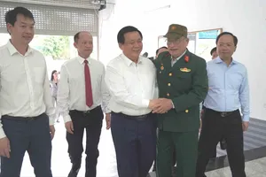 Đồng chí Nguyễn Xuân Thắng cùng đoàn đã tới thăm, tặng quà ông Đậu Hữu Ngạn