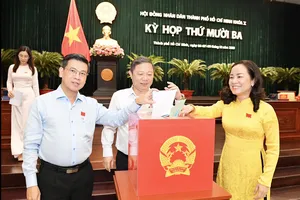 Đại biểu HĐND TPHCM khóa X bỏ phiếu tín nhiệm đối với các chức danh do HĐND TPHCM bầu. Ảnh: VIỆT DŨNG
