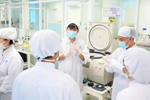 GS-TS Nguyễn Thị Thanh Mai, Giám đốc ĐHQG TPHCM báo cáo tại hội nghị