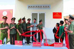 Công an Khánh Hòa khánh thành căn nhà đầu tiên trong “Chiến dịch Quang Trung”. Ảnh: V.N