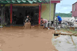 Ông Trần Nam Hưng, Phó Chủ tịch UBND TP Đà Nẵng chủ trì cuộc họp về xử lý đất, cát bồi lấp sau thiên tai và phục hồi sản xuất. Ảnh: XUÂN QUỲNH