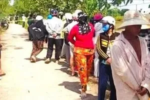 Người dân hiếu kỳ tập trung tại khu vực hiện trường vụ án mạng