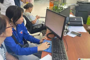 Người dân được hỗ trợ đến giao dịch tại trung tâm dịch vụ công ở Đà Nẵng