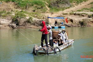 Gần 2 tháng "đu dây" qua sông vì lũ cuốn trôi cầu