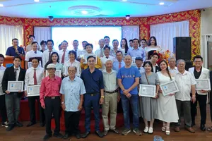 Các nhạc sĩ, ca sĩ, các tác giả, nhận Bằng Chứng nhận hoàn thành chương trình bồi dưỡng kiến thức âm nhạc năm 2025. Ảnh: THÚY BÌNH