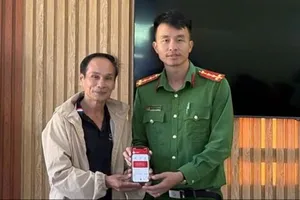 Ông Diệp Như Lai nhận lại số tiền 2,5 tỷ đồng trước sự chứng kiến của Công an xã Bảo Lâm 3, tỉnh Lâm Đồng