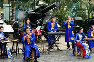 Tiết mục nghệ thuật truyền thống được các nghệ sĩ Nhà hát Ca múa nhạc dân tộc Bông Sen biểu diễn trong không gian Bảo tàng Chứng tích chiến tranh