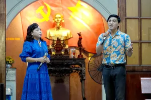 Các tài tử ca của CLB Đờn ca tài tử Gia Định trong một lần giao lưu, biểu diễn, phục vụ người dân