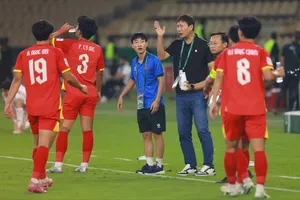 HLV Kim Sang-sik chỉ đạo các tuyển thủ U23 Việt Nam trong trận tứ kết gặp U23 UAE