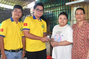Trao 35 triệu đồng cho bé gái 10 tuổi chờ phẫu thuật tim