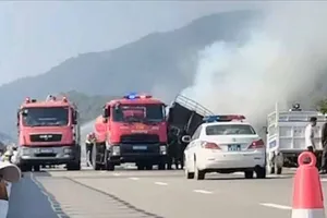 Hiện trường vụ cháy xe tải. Ảnh: HOÀNG OANH