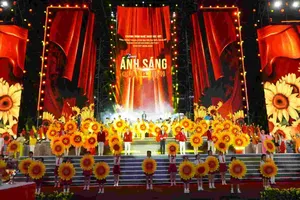 Chương trình nghệ thuật đặc biệt chúc mừng thành công Đại hội đại biểu Đảng bộ TPHCM lần thứ I, nhiệm kỳ 2025 – 2030 với chủ đề “Dưới ánh sáng quang vinh”. ẢNH: DŨNG PHƯƠNG.