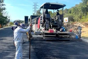 Công nhân thi công trên dự án nâng cấp, cải tạo quốc lộ 28B qua tỉnh Lâm Đồng