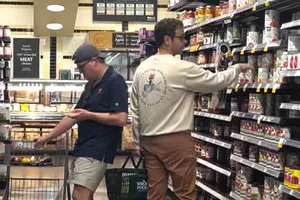 Người tiêu dùng Mỹ mua sắm tại cửa hàng. Ảnh: FRANCE 24