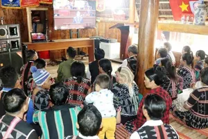 Đồng bào xã biên giới A Vương (TP Đà Nẵng) theo dõi truyền hình trực tiếp phiên khai mạc Đại hội đại biểu toàn quốc lần thứ XIV của Đảng 