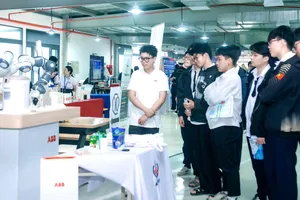 Học sinh tham gia Ngày hội tuyển sinh năm 2026 do Trường Đại học Công nghệ và Kỹ thuật TPHCM tổ chức, ngày 18-1