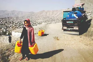 Một bé gái mang các can nhựa lấy nước từ xe bồn ở Kabul, Afghanistan. Thành phố 6 triệu dân này có thể cạn nước vào năm 2030 (ẢNH: CNN)