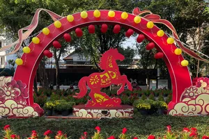 Cổng chào chính trên đường Pasteur rực rỡ sắc xuân, thu hút người dân tham quan, chụp ảnh (ẢNH: HOÀNG HÙNG)