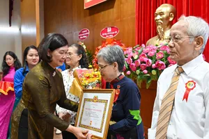 Phường Bến Thành tiếp nhận 18 tổ chức Đảng và 696 đảng viên