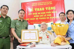 Trung tướng Mai Hoàng trao Huy hiệu 80 năm tuổi Đảng đến con trai trưởng của cố Tổng Bí thư Lê Duẩn