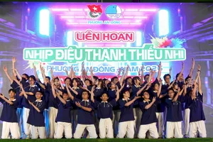 Tiết mục đồng diễn semaphore “Rạng ngời trang sử Đội ta” biểu diễn mở màn chương trình "Vui Xuân như ý" năm 2026. Ảnh: THÚY BÌNH