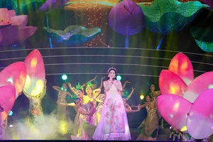 Lãnh đạo thành phố và các đại biểu chụp ảnh kỷ niệm cùng các nghệ sĩ, ca sĩ tham gia biểu diễn trong chương trình nghệ thuật "Thành phố nghĩa tình – Kết nối yêu thương". Ảnh: THÚY BÌNH 