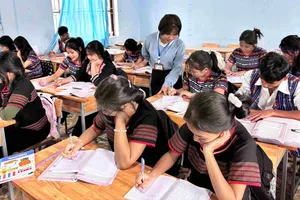 Cô Hồ Thị Phụng, giáo viên Ngữ văn Trường Phổ thông dân tộc nội trú THCS - THPT Nam Trà My, xã Nam Trà My, TP Đà Nẵng trong giờ dạy (ẢNH: XUÂN QUỲNH)