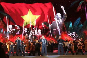 Nhạc cảnh “Nam Bộ kháng chiến – Giải phóng Điện Biên” trong chương trình nghệ thuật đặc biệt "Ánh sáng niềm tin và khát vọng", chào mừng thành công Đại hội đại biểu toàn quốc lần thứ XIV của Đảng và kỷ niệm 96 năm Ngày thành lập Đảng Cộng sản Việt Nam (3-2-1930 - 3-2-2026), do TPHCM tổ chức tối 25-1 (ẢNH: DŨNG PHƯƠNG)