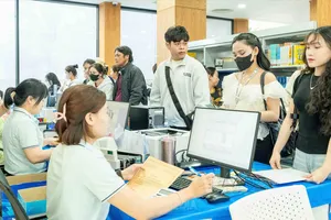 Sinh viên Trường Đại học Công thương TPHCM làm thủ tục nhập học năm 2025 