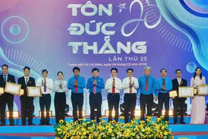 Đồng chí Nguyễn Xuân Hùng và đồng chí Đặng Minh Thông chúc mừng gương đạt Giải thưởng Tôn Đức Thắng lần thứ 25. Ảnh: HOÀNG HÙNG