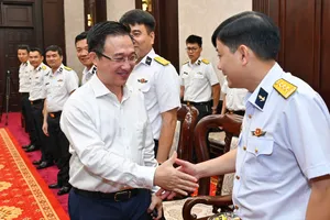 Lữ đoàn tàu ngầm 189 Hải quân chúc Tết lãnh đạo TPHCM