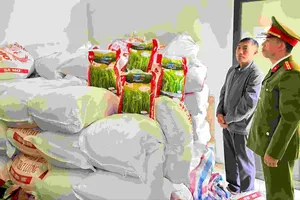 Lực lượng chức năng khám xét nơi đóng gói gạo giả nhãn hiệu của Phạm Văn Hùng. Ảnh: CACC