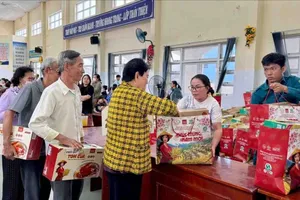 Người dân xếp hàng nhận các phần quà tết 