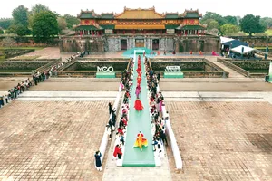 Thí sinh cuộc thi Miss Cosmo trình diễn thời trang của nhà thiết kế Việt tại Ngọ Môn, Huế