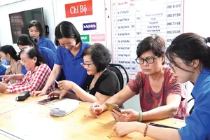 Đoàn viên thanh niên phường Thủ Đức (TPHCM) hỗ trợ người dân khu phố 20 cài đặt, sử dụng các ứng dụng trên nền tảng số