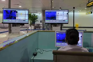 Lực lượng kiểm dịch TPHCM giám sát hành khách đến từ vùng có dịch