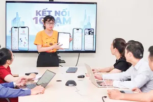 Người dân có thể giao tiếp hai chiều với chính quyền thành phố qua ứng dụng Công dân số TPHCM. Ảnh: HOÀNG HÙNG