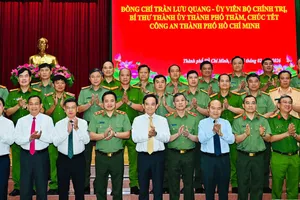 Bí thư Thành ủy TPHCM Trần Lưu Quang và đoàn công tác đến thăm, chúc tết Công an TPHCM. Ảnh: VIỆT DŨNG