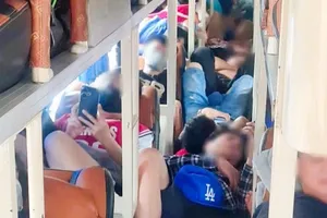 Xe khách chở quá số người quy định. Ảnh: CATĐN