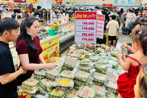 Người dân tấp nập mua sắm tết