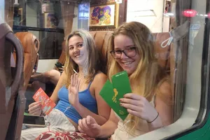 Hành khách trên chuyến tàu Hạnh phúc xuyên đêm giao thừa vui mừng khi được nhận lì xì