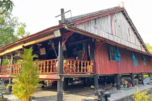 Nhà cổ trăm năm ven sông Tiền thu hút khách tham quan dịp tết