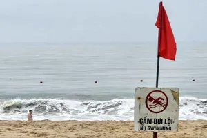 Cứu 10 người bị sóng cuốn khi tắm biển Nha Trang