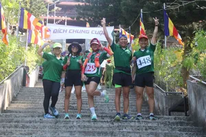 Các vận động viên vui mừng khi chinh phục đỉnh núi Tà Cú